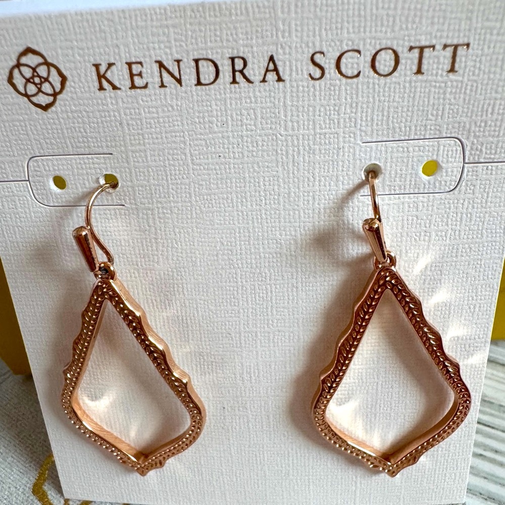 Kendra Scott tear drop rose gold earrings NWT